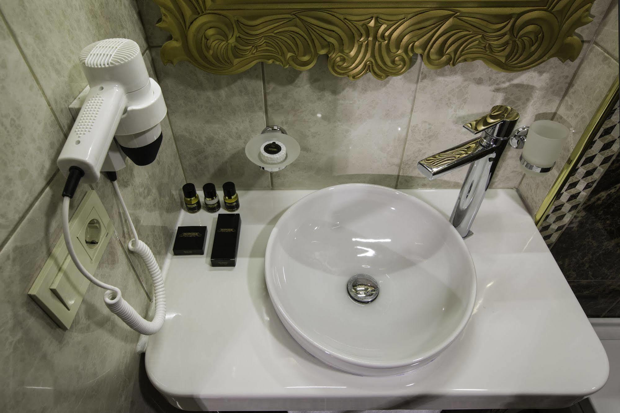 Phosphorion Hotel Istanbul Exterior foto A bathroom in a hotel